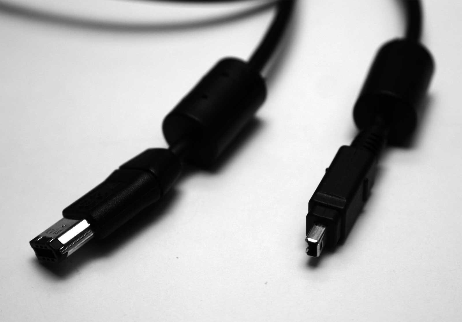 FireWire 4-pin and 6-pin connectors side by side