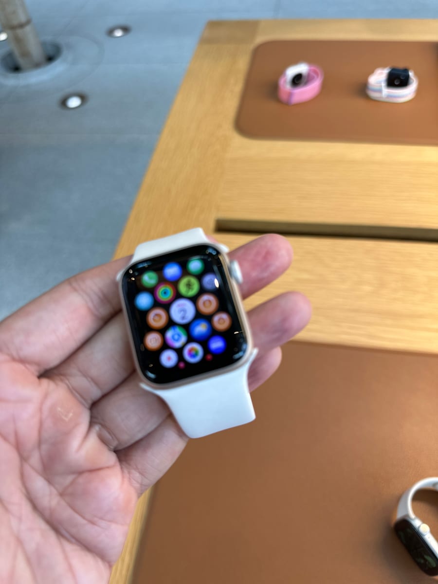 Series 11 in Starlight aluminium with a white Sport Band