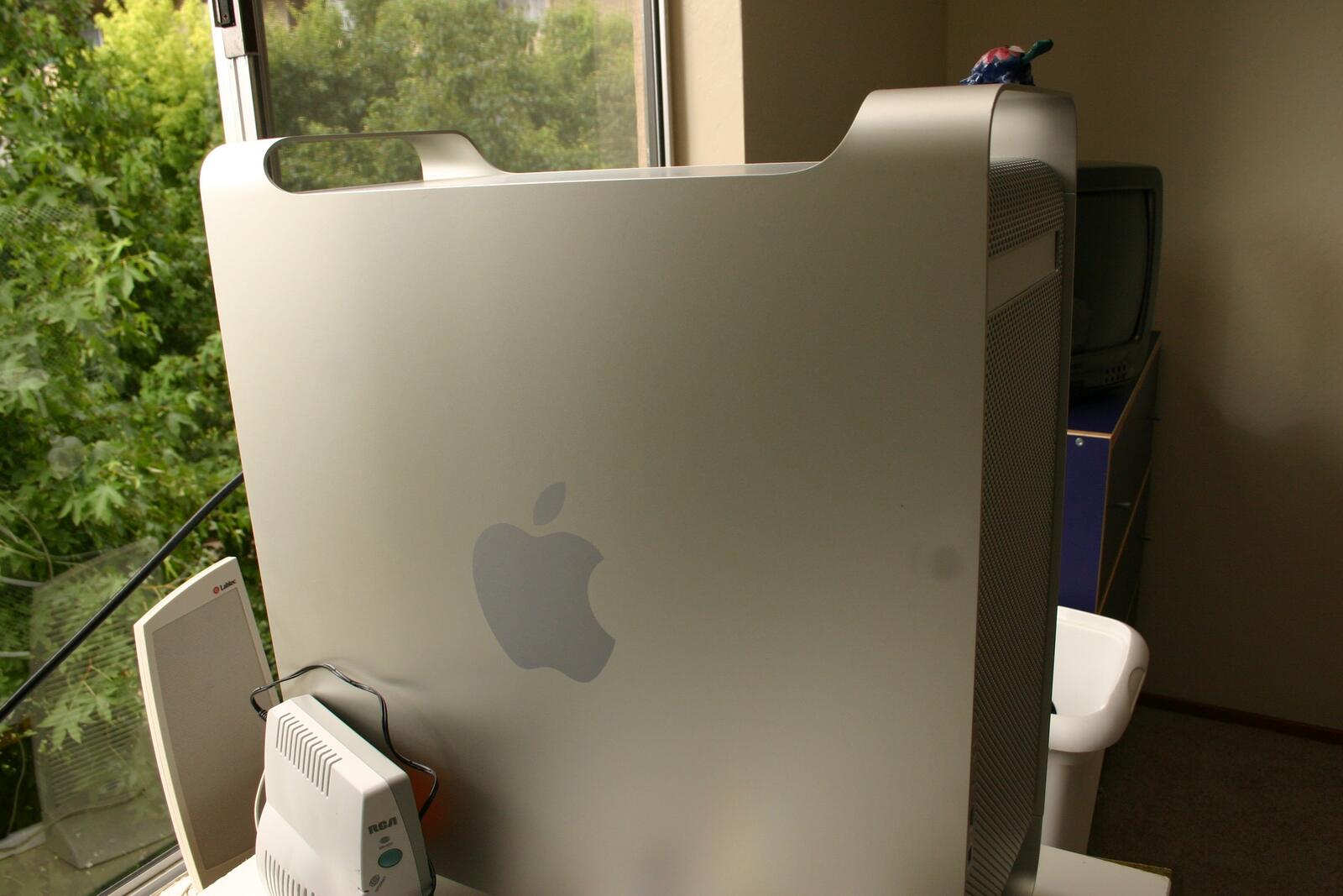 The drilled-aluminium back: half heatsink, half sculpture.